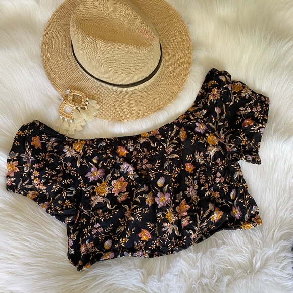 American Eagle Outfitters Tops - Off the shoulder crop top